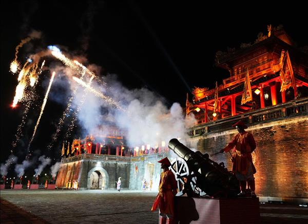 Du khách ấn tượng với đêm Hoàng cung huyền ảo trong Đại Nội Huế