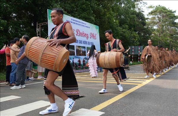 Sôi động lễ hội đường phố Măng Đen - Bản giao hưởng đại ngàn