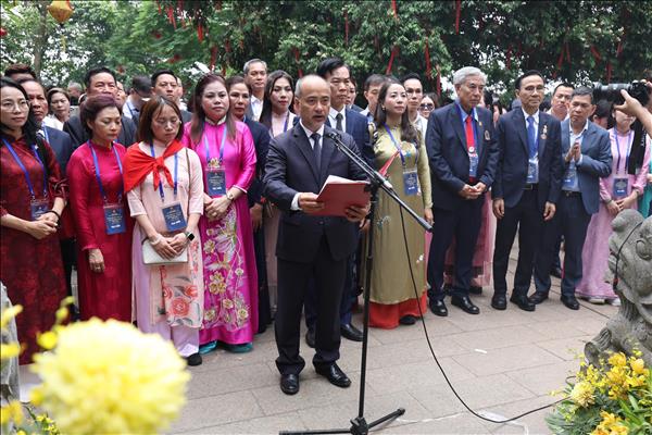 Overseas Vietnamese offer incense in tribute to Hung Kings