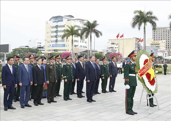 Party General Secretary, State President offers incense in tribute to fallen heroes in Da Nang