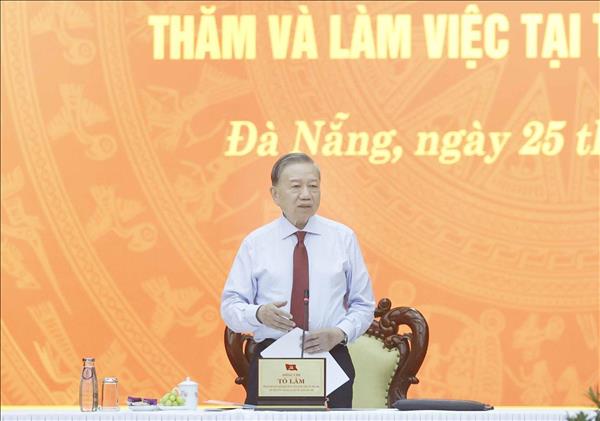 Top leader urges Da Nang city to develop into major national growth pole