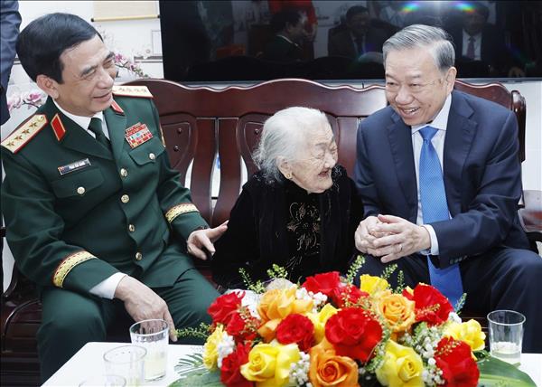 Tổng Bí thư, Chủ tịch nước Tô Lâm dâng hương tưởng niệm các Anh hùng liệt sĩ tại thành phố Đà Nẵng