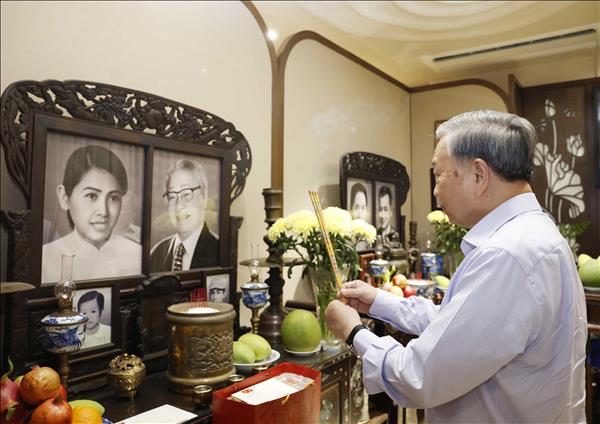 越共中央总书记、国家主席苏林上香缅怀历代领导人