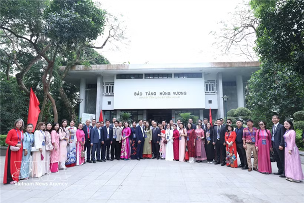 海外侨胞寻根溯源，上香缅怀历代雄王