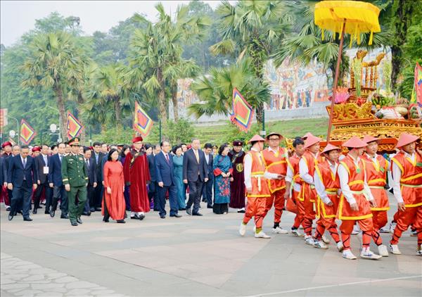 អគ្គលេខាបក្ស ប្រធានរដ្ឋ លោក តូឡឹម អញ្ជើញអុជធូបរំលឹកវិញ្ញាណក្ខ័ន្ធបណ្តាស្តេច ហ៊ុង នៅខេត្តភូ ថ