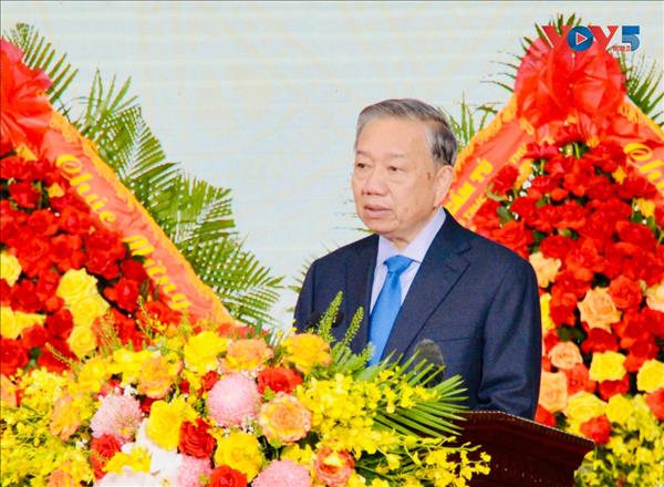 トー・ラム書記長・国家主席　第５軍管区に英雄称号を授与