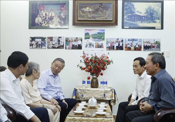 Tổng Bí thư, Chủ tịch nước Tô Lâm dâng hương tưởng nhớ các đồng chí lãnh đạo tiền bối