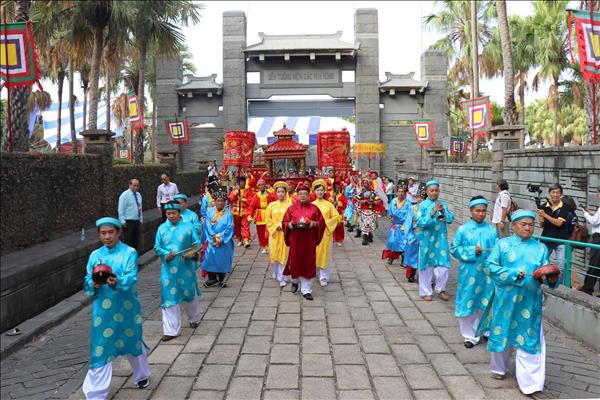Vietnamese nationwide pay tribute to ancestors on Hung Kings Commemoration Day