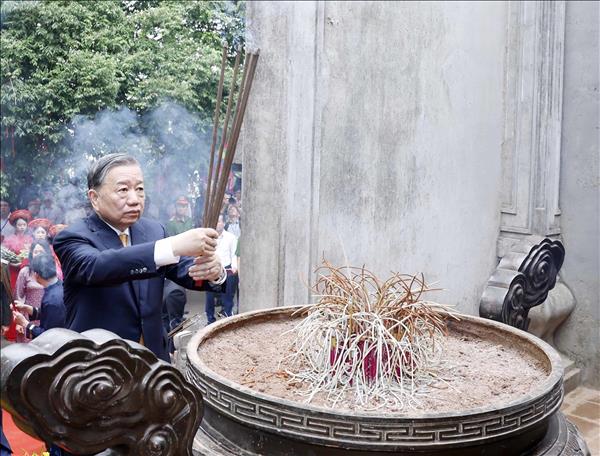 또 럼 당 서기장‧국가주석, 푸토성 훙왕 추모 헌향