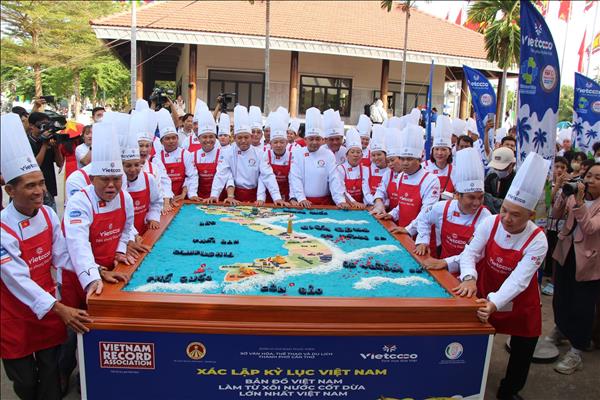 Xác lập kỷ lục Bản đồ Việt Nam làm từ xôi nước cốt dừa lớn nhất Việt Nam