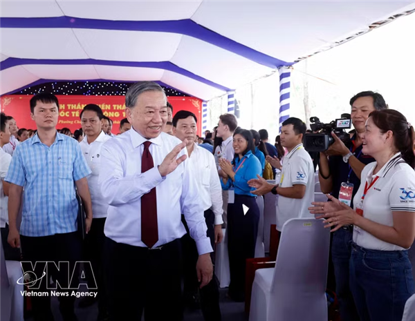 越共中央总书记、国家主席苏林走访慰问胡志明市劳动者和优抚对象