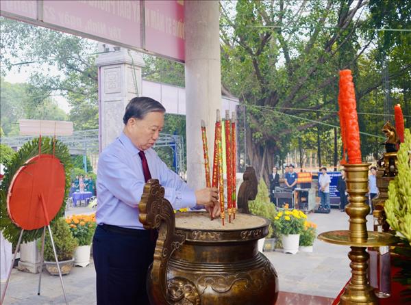 លោកអគ្គលេខាបក្ស ប្រធានរដ្ឋ តូ ឡឹម អញ្ជើញអុជធូបនៅឈាបនដ្ឋានយុទ្ធជនពលី Tan Bien ខេត្ត Tay Ninh