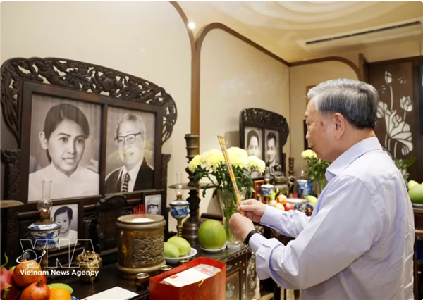Le dirigeant To Lam rend hommage à des dirigeants historiques à loccasion des 51 ans de la réunification nationale