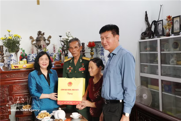 51e anniversaire de la Réunification nationale : les dirigeants au chevet des familles méritantes à Ninh Binh et Hue