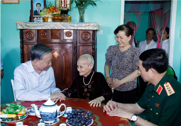 Le SG et président To Lam rend visite à danciens dirigeants et à une Mère vietnamienne héroïque
