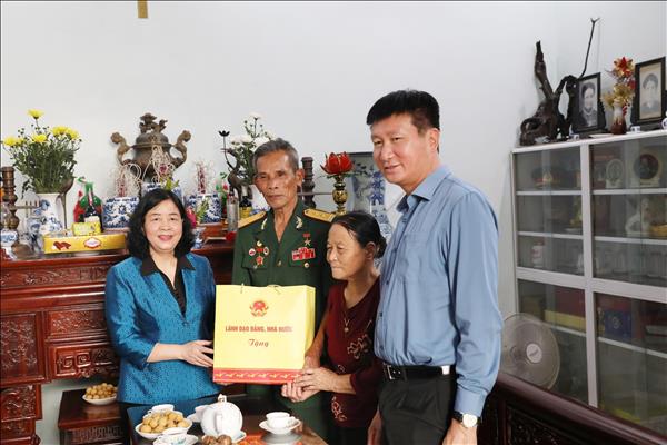 Chủ tịch Ủy ban Trung ương MTTQ Việt Nam thăm, tặng quà gia đình chính sách, người lao động có hoàn cảnh khó khăn tại Ninh Bình