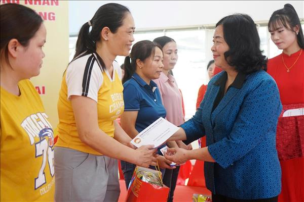 Tiếp thêm nghị lực để các gia đình khó khăn, người lao động nỗ lực vươn lên trong cuộc sống