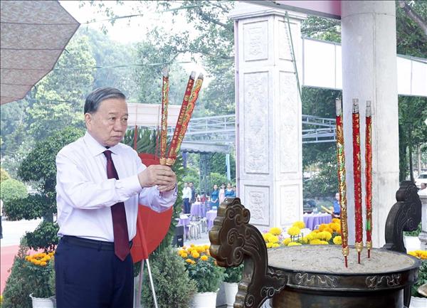 Top leader offers incense at Tan Bien Martyrs Cemetery