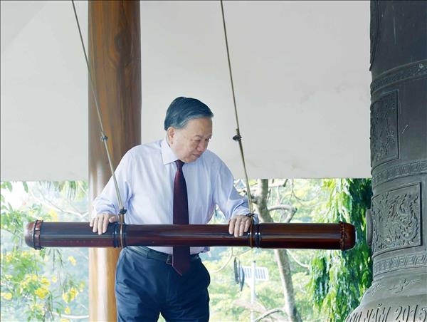 Tổng Bí thư, Chủ tịch nước Tô Lâm dâng hương tại Nghĩa trang Liệt sĩ Tân Biên (Tây Ninh)