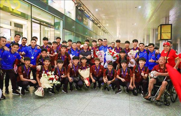 Vietnam U17 team returns home after ASEAN championship triumph
