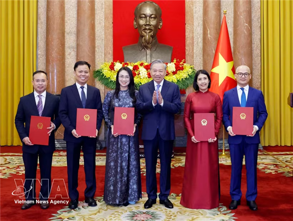 越南五名外交官被任命驻外大使 越共中央总书记、国家主席苏林颁发任命决定