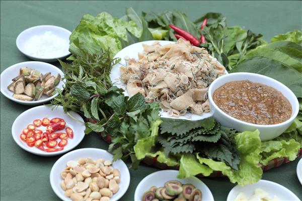 Gỏi cá tầm cuốn rau rừng 