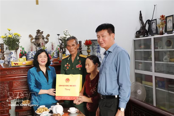 南方解放、国家统一51周年：越南领导开展优抚家庭与困难群众走访慰问活动