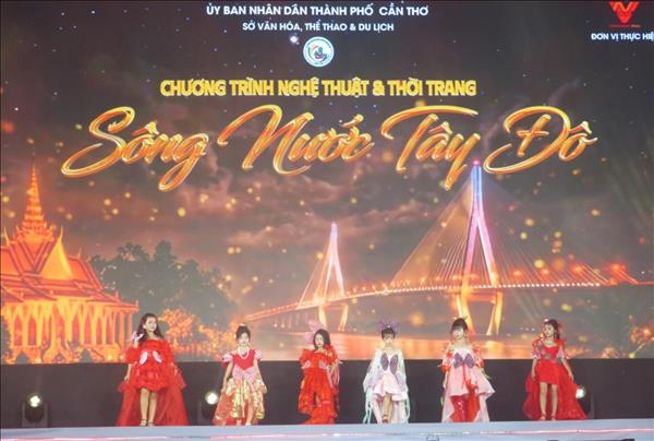 ລາຍ​ການ​ສະ​ແດງ​ສິ​ລະ​ປະ ແລະ ແຟ​ຊັນ ​ແມ່​ນ້ຳ​ລຳ​ແຊ​ຢູ່​ເຂດ​ທາງ​ທິດ​ຕ​າ​ເວັນ​ຕົກ