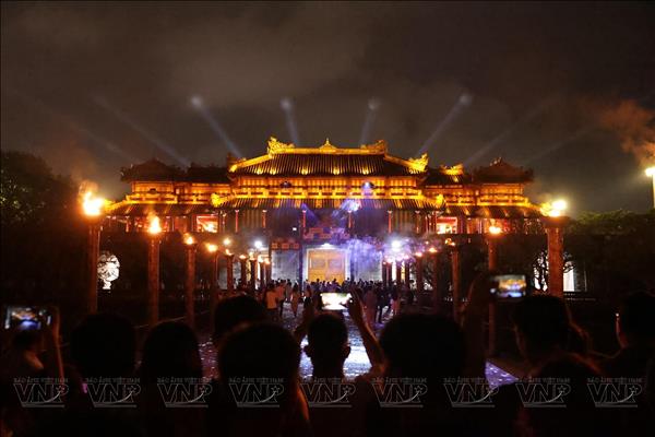 Huế lộng lẫy đêm Hoàng cung hút khách dịp hè