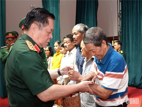 越南人民军总政治局主任阮仲义大将走访慰问嘉莱省优抚家庭