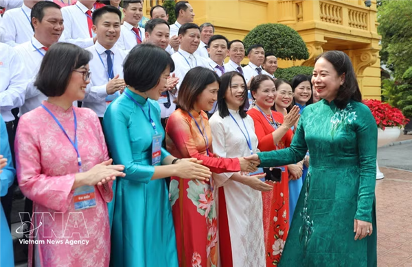 国家副主席武氏映春会见优秀工会主席