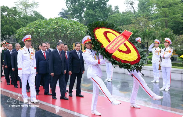 Réunification nationale : Hommage des dirigeants vietnamiens au Président Hô Chi Minh