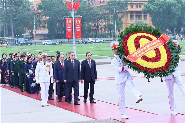 Party, State leaders pay tribute to President Ho Chi Minh on 51st anniversary of national reunification