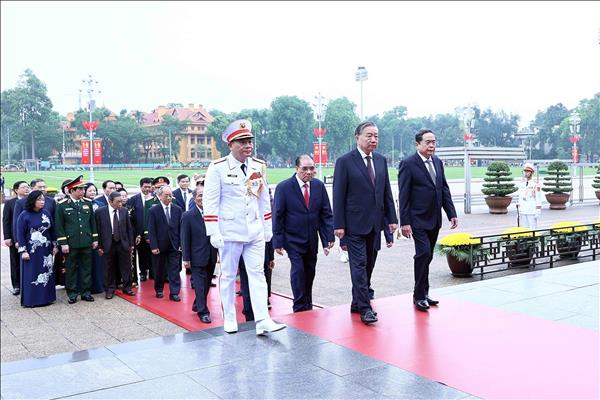 南部解放・国家統一51周年記念　党・国家指導者がホーチミン廟を参拝