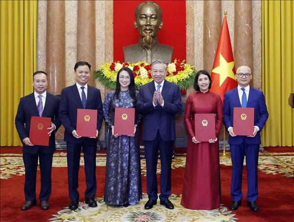 Tổng Bí thư, Chủ tịch nước Tô Lâm trao quyết định bổ nhiệm 5 Đại sứ Việt Nam tại nước ngoài