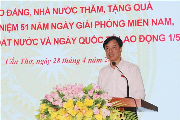 Trưởng ban Tổ chức Trung ương Nguyễn Duy Ngọc thăm, tặng quà tại thành phố Cần Thơ