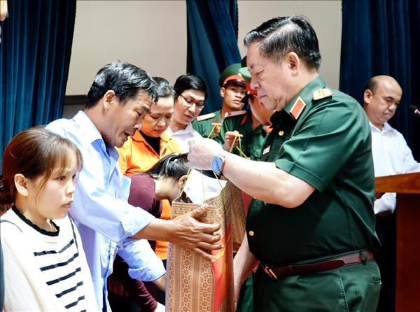 Ủy viên Bộ Chính trị, Đại tướng Nguyễn Trọng Nghĩa thăm, tặng quà gia đình chính sách tại Gia Lai