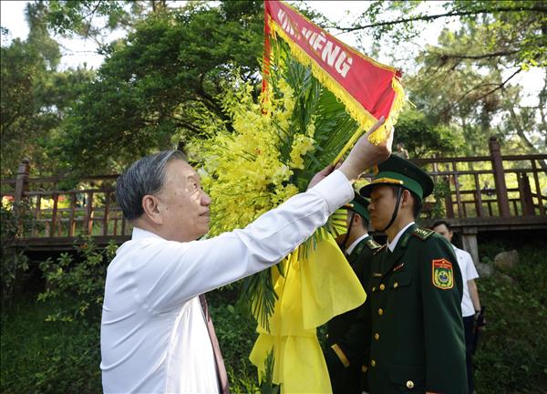 苏林在广治省向英烈敬献花圈、上香