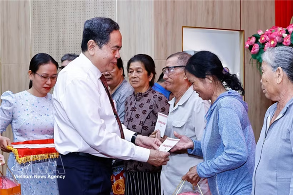 国会主席陈青敏赴安江省开展困难群众走访慰问活动