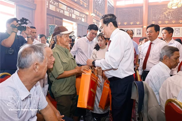 Presidente del Parlamento vietnamita rinde homenaje a mártires en provincia de An Giang