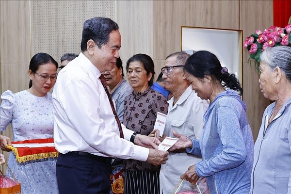 NA Chairman pays tribute to fallen heroes, revolution contributors in An Giang