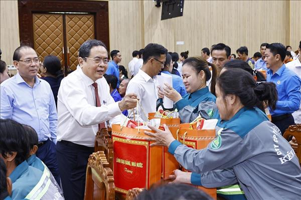 Chủ tịch Quốc hội Trần Thanh Mẫn thăm, tặng quà công nhân, người lao động khó khăn tại tỉnh An Giang