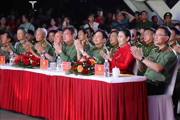 Khai mạc chuỗi chương trình nghệ thuật giàu cảm xúc ở Đà Nẵng