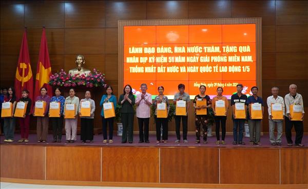 Lãnh đạo Đảng, Nhà nước thăm, tặng quà các gia đình chính sách, người lao động có hoàn cảnh khó khăn