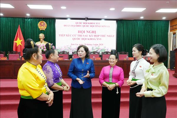 Phó Chủ tịch Quốc hội Nguyễn Thị Hồng tiếp xúc cử tri tại Sơn La