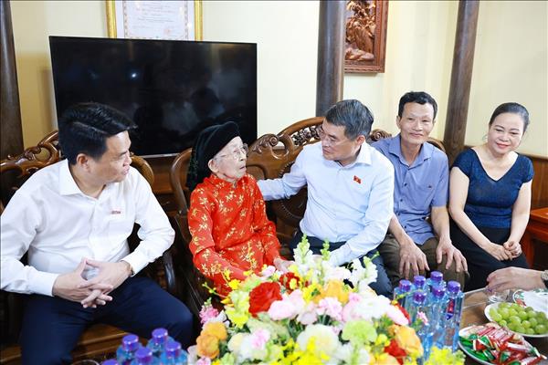 PM Le Minh Hung pays tribute to revolution contributors in Hai Phong