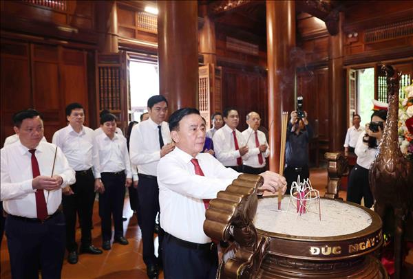Party Secretariats permanent member pays tribute to President Ho Chi Minh in Nghe An