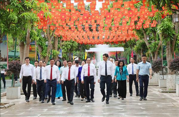 Постоянный член Секретариата ЦК КПВ Чан Кам Ту возложил благовония в память о Президенте Хо Ши Мине в провинции Нгеан