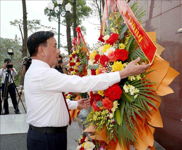 Un membre du Politburo rend hommage au secrétaire général du Parti Trân Phu