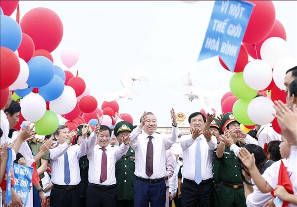 Top leader attends flag-raising ceremony in Quang Tri